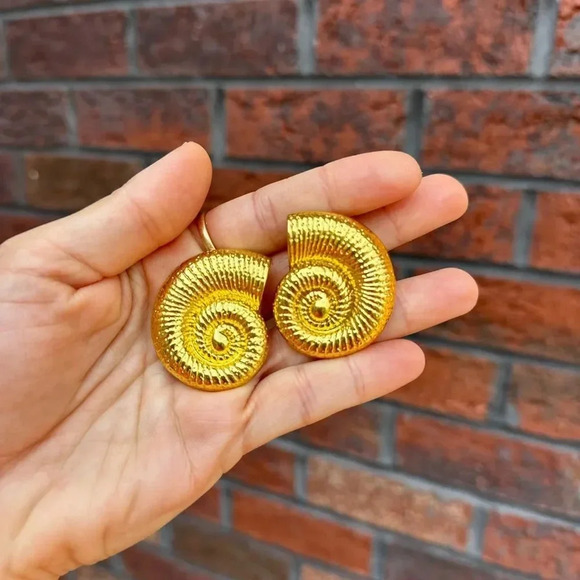 Gold Spiral Shell Necklace and Earring Set - Picture 12 of 14